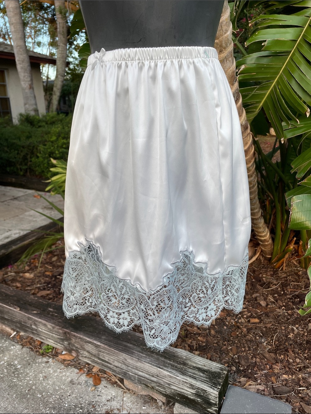 White lace trim skirt
